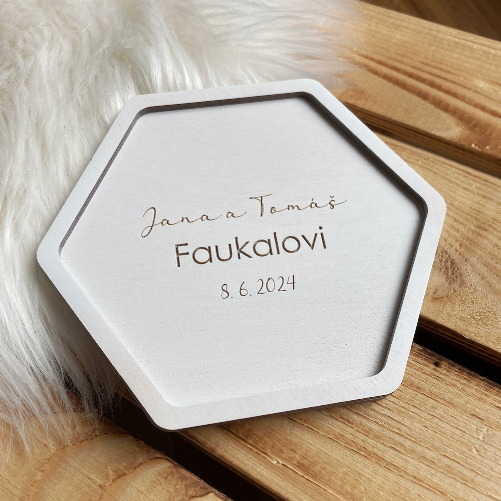 Dřevěný podnos na snubní prstýnky