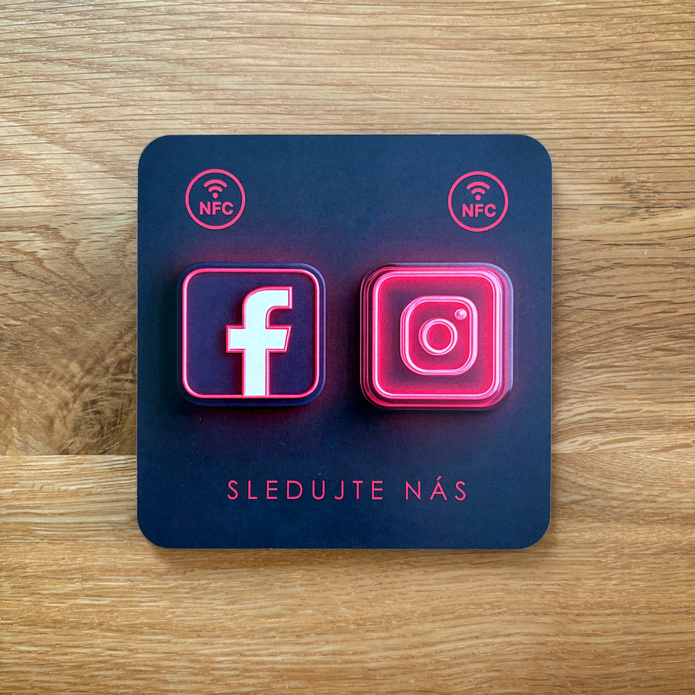 NFC destička pro Facebook a Instagram