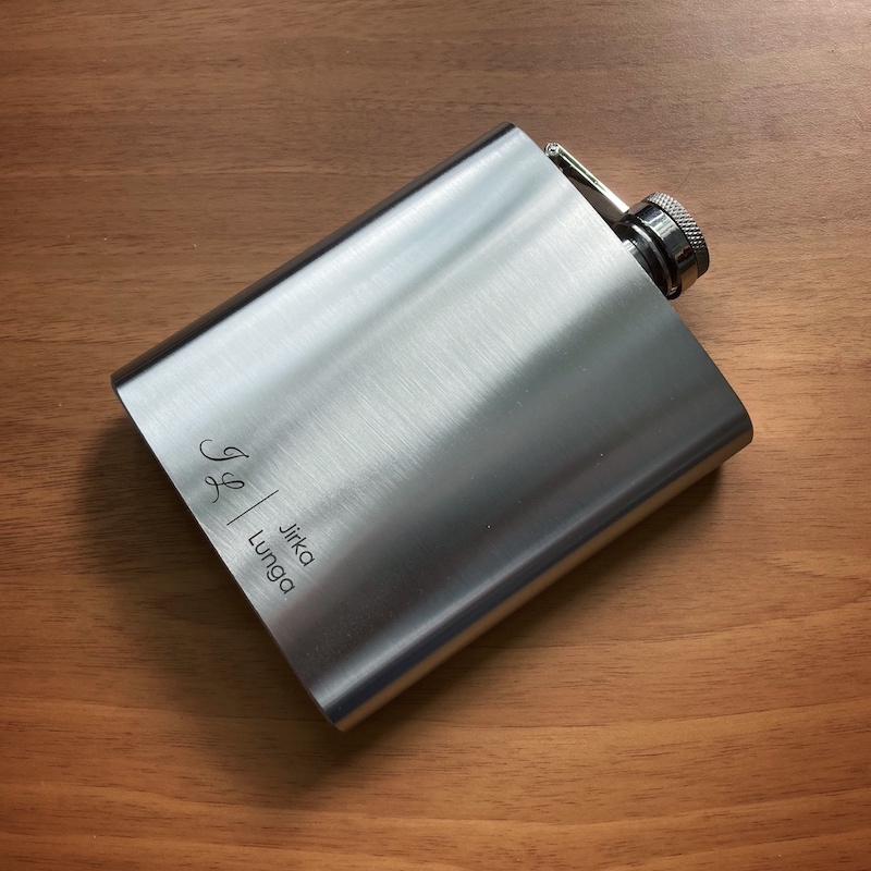 Placatka s iniciály IV.