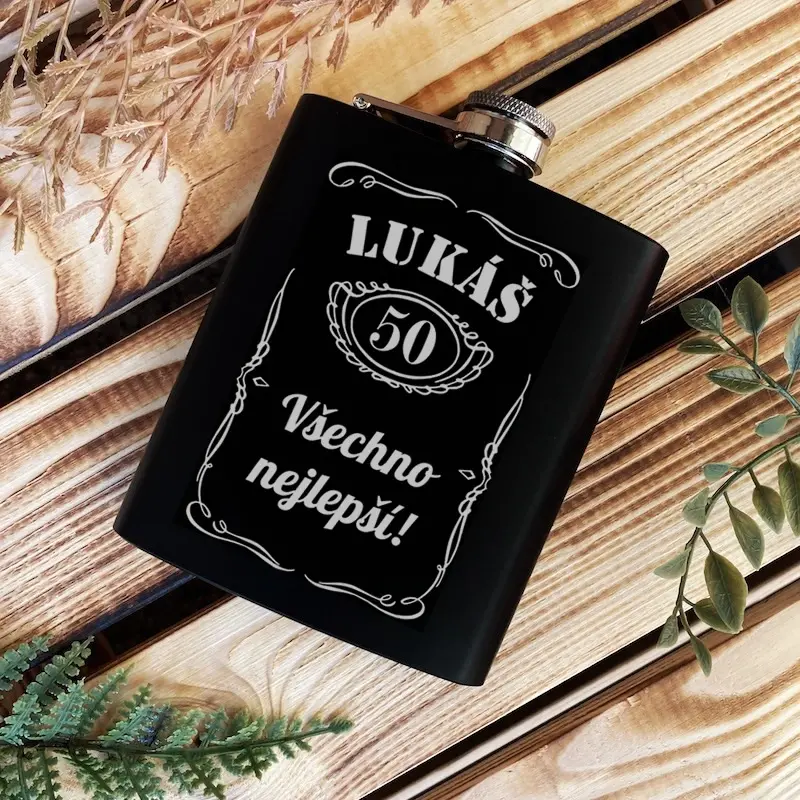 Hrnek s narozeninovým motivem