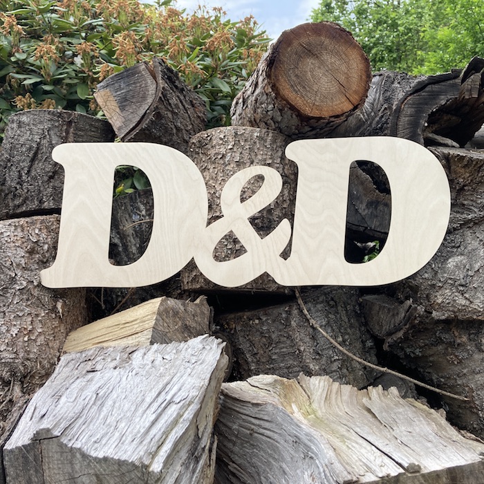 Dřevěné iniciály novomanželů