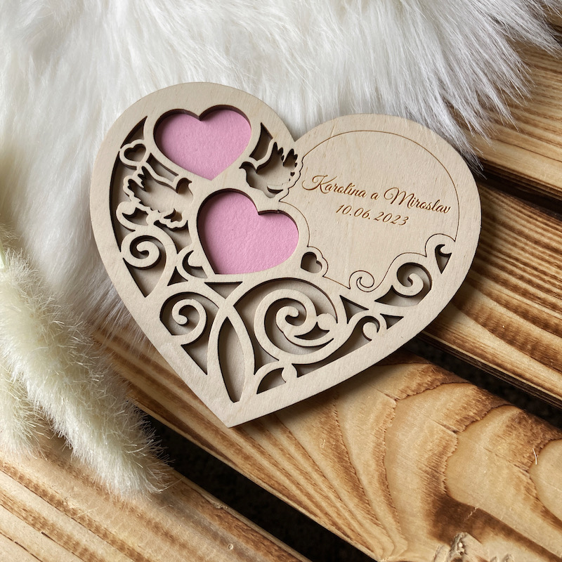 Dřevěný podnos na snubní prstýnky