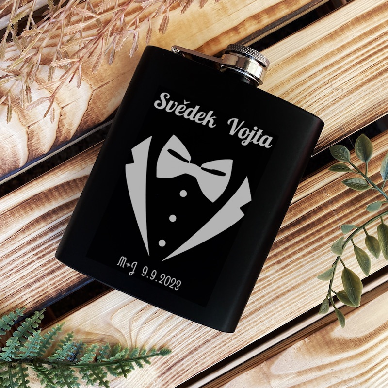 Černá placatka pro svědka se jménem