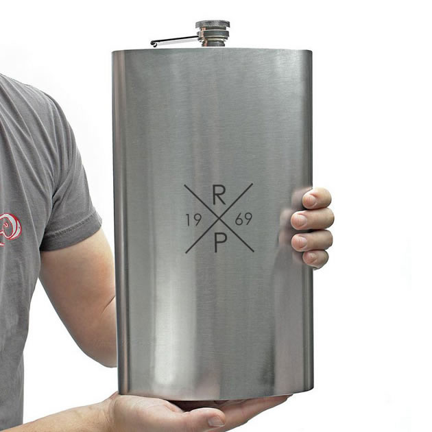 Placatka s iniciály a ročníkem