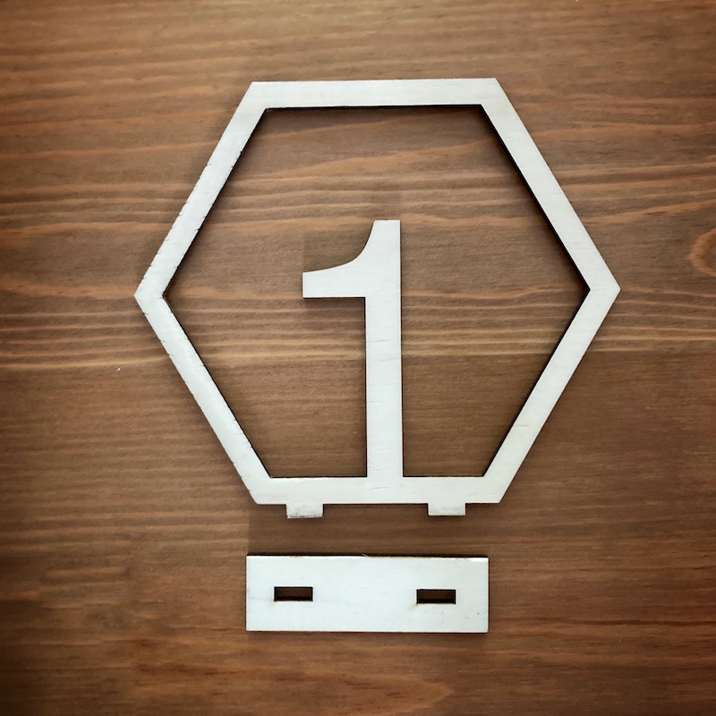 Dřevěná čísla na stůl - hexagon