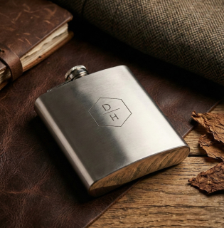 Placatka s iniciály v hexagonu